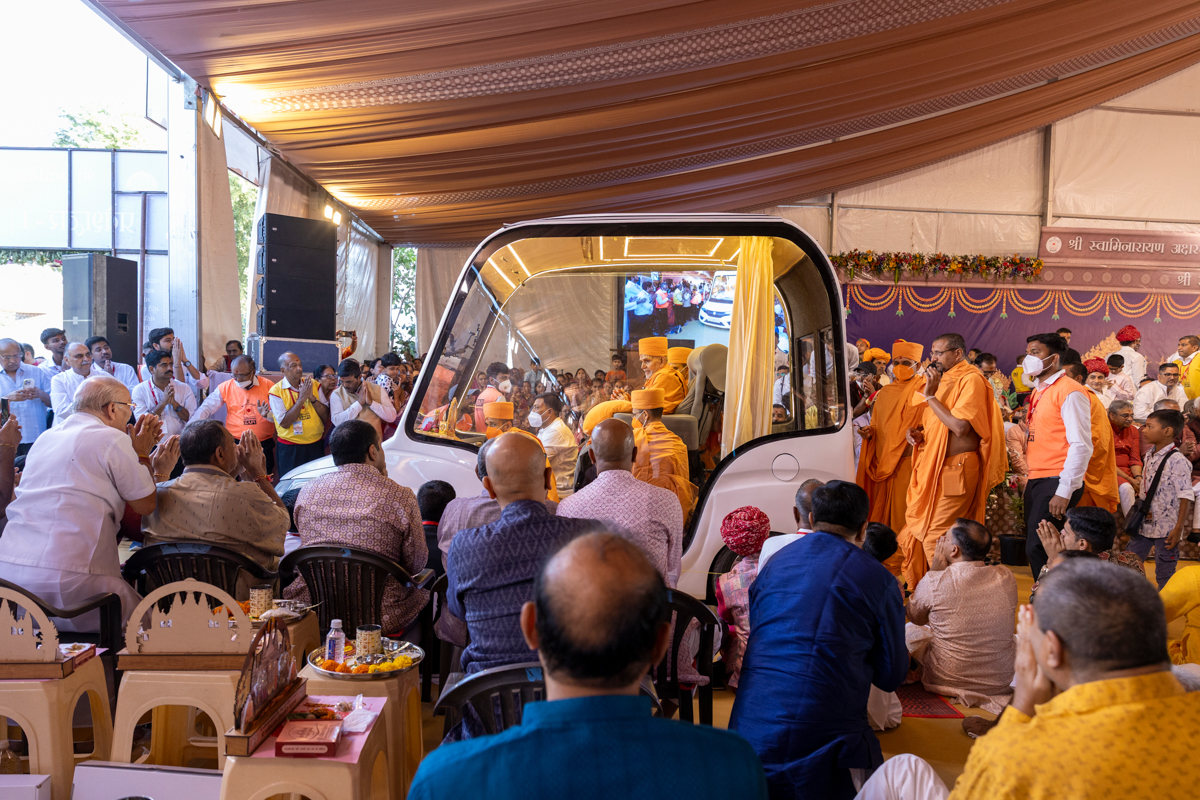 Devotees and well-wishers doing darshan of Swamishri