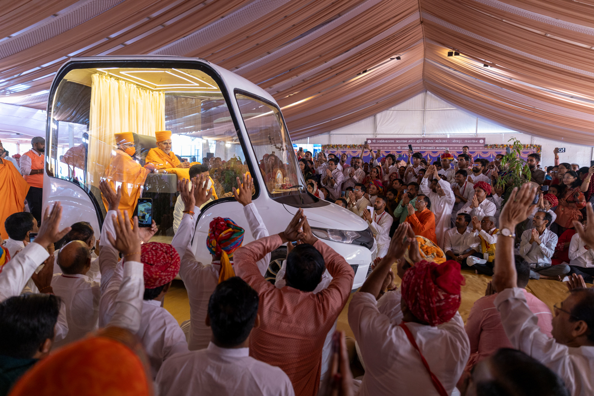 Devotees and well-wishers doing darshan of Swamishri