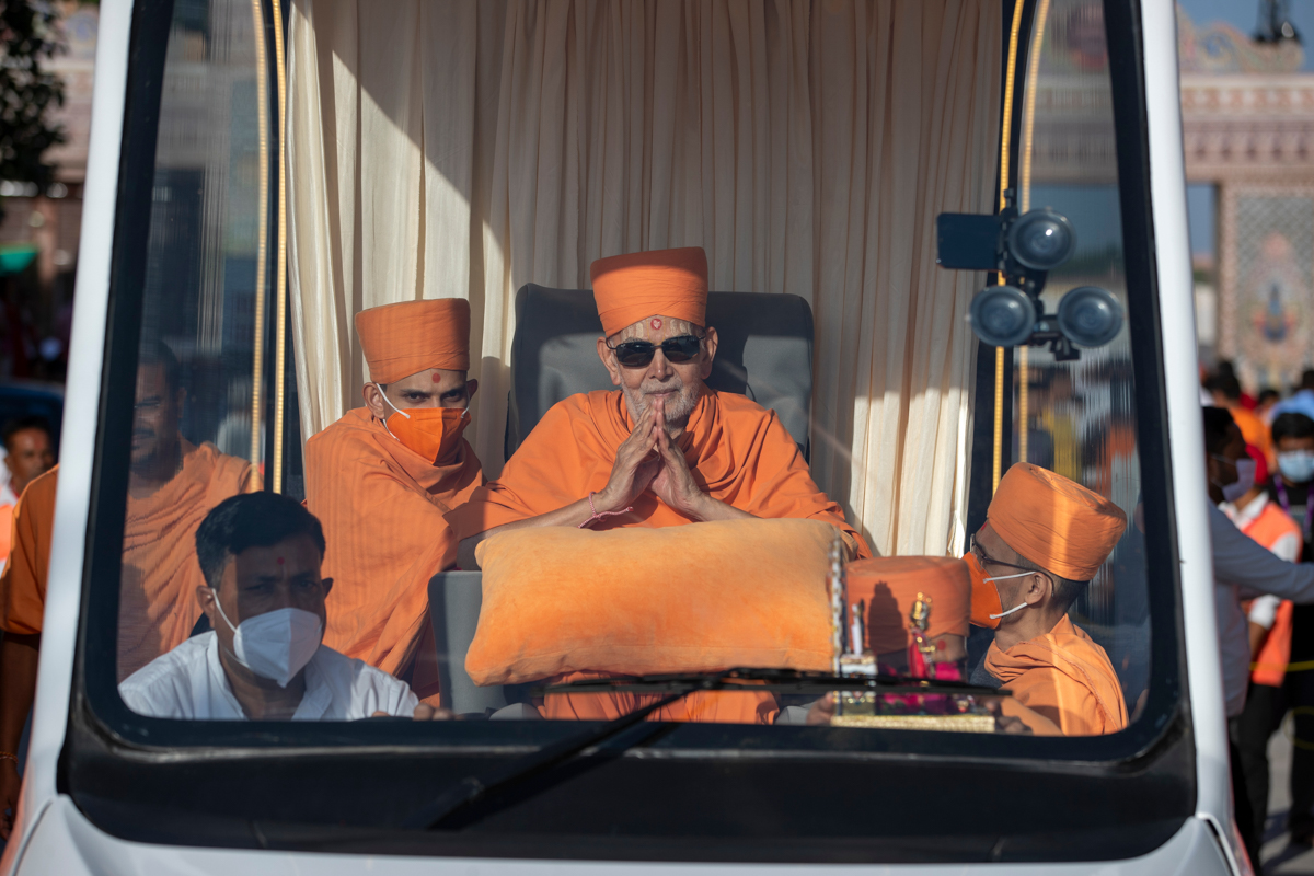 Swamishri greets all with folded hands