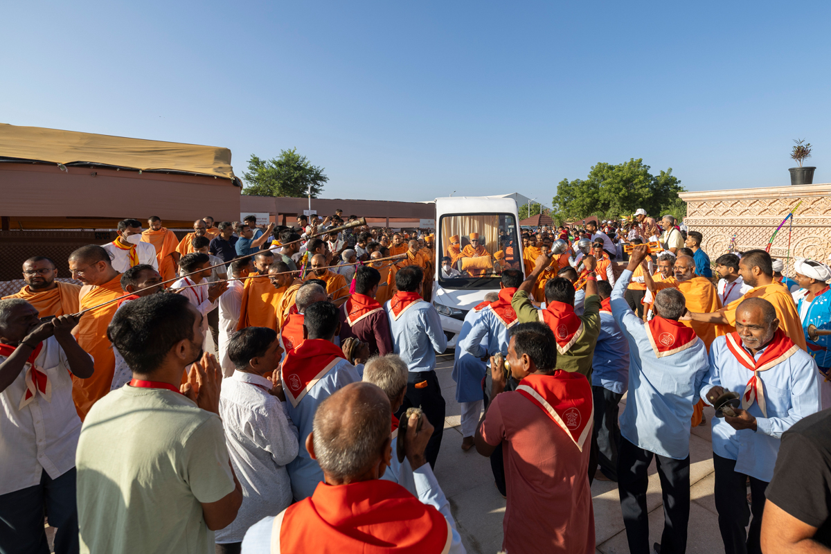 Devotees and well-wishers doing darshan of Swamishri