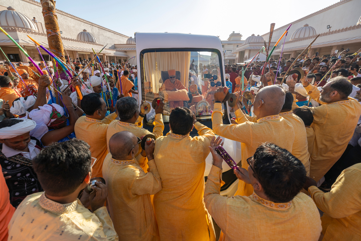 Devotees and well-wishers doing darshan of Swamishri