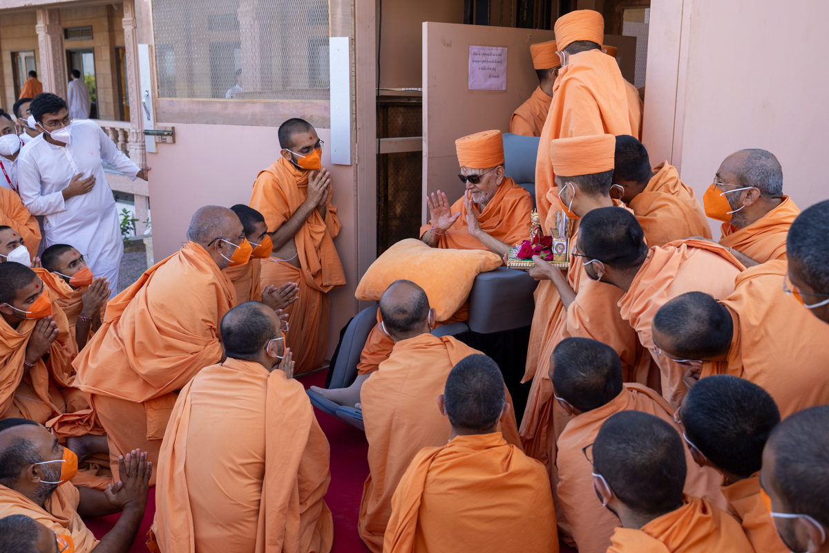 Swamishri blesses swamis