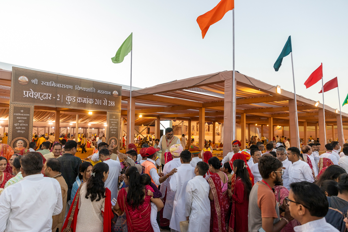 Devotees and well-wishers in the yagna mandap