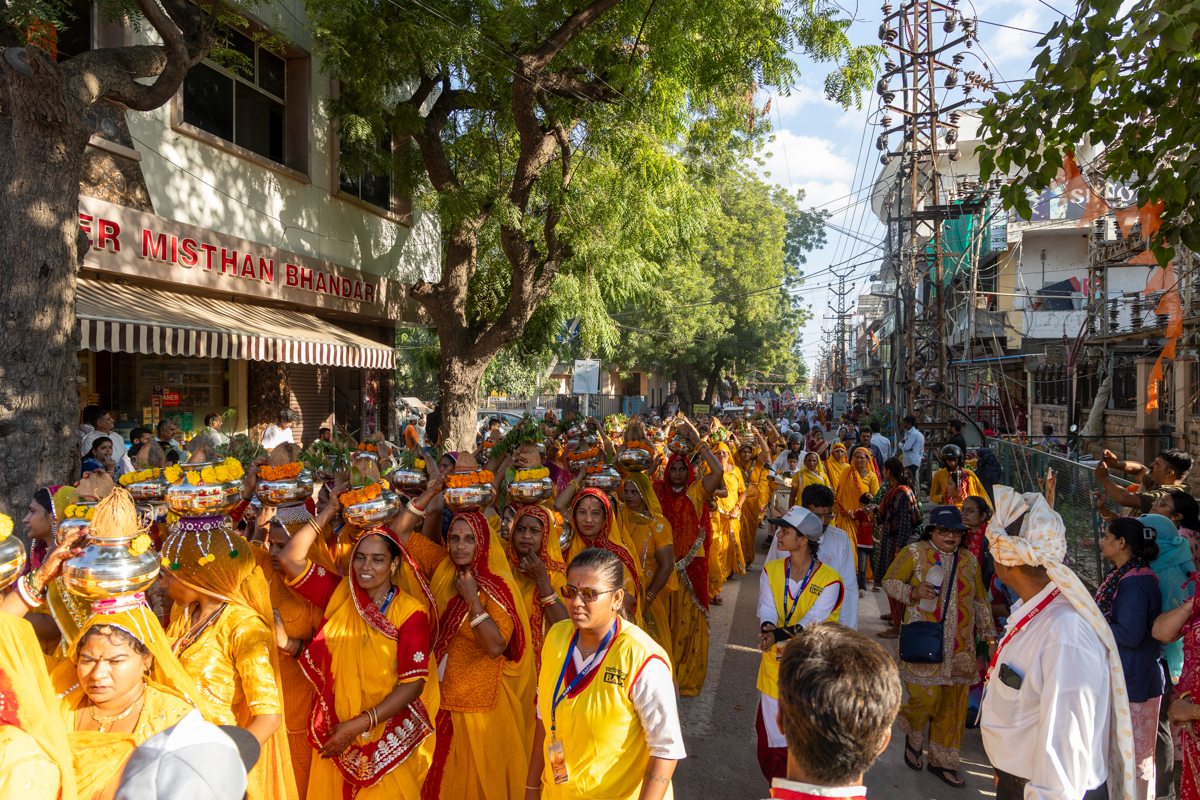 Women devotees carrying kalashes