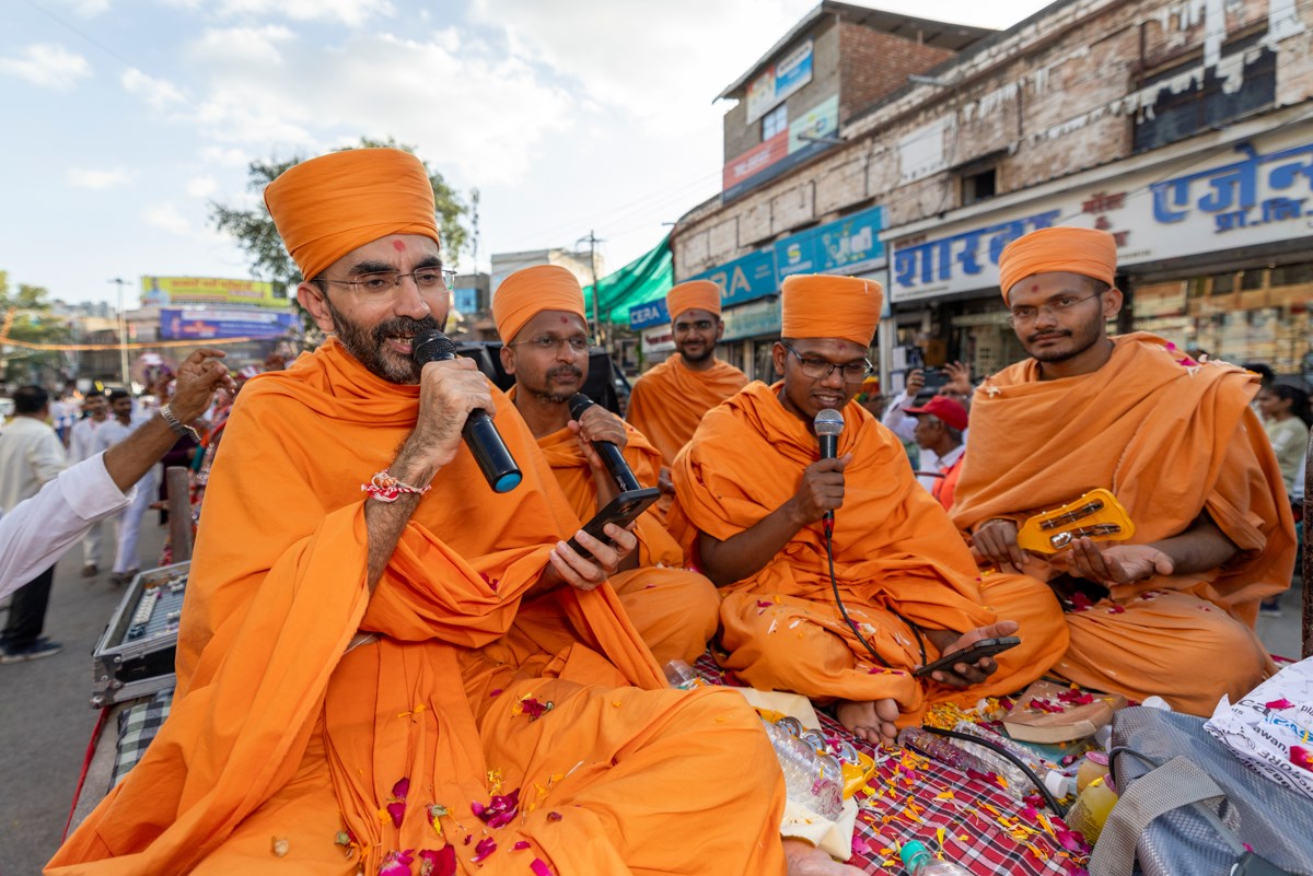 Swamis sing kirtans during the nagar yatra