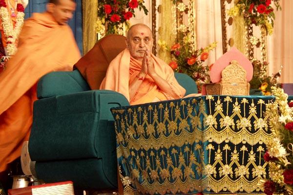 Swamishri bows to everyone after his puja