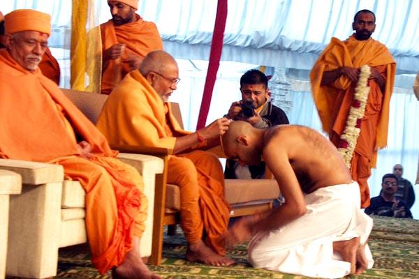Pujya Kothari Swami places a kanthi