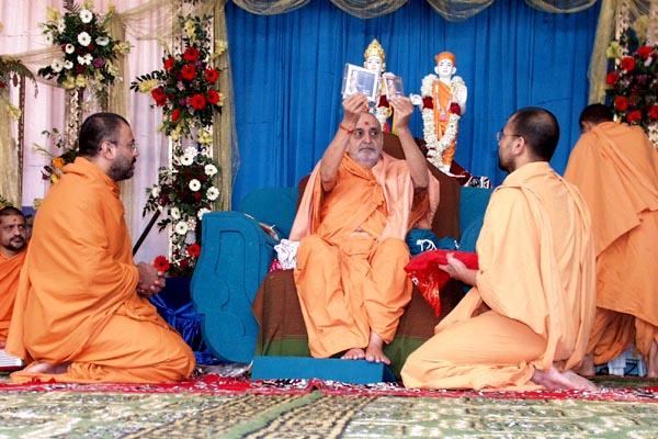 Swamishri inaugurates a new audio cassette publication of bhajans 'Aj mare orde re ...'