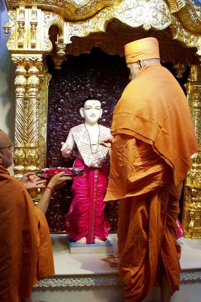 Swamishri invokes God in all parts of the murti while the Vedic mantras are chanted by Brahmin pundits