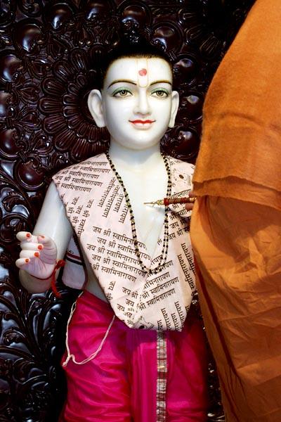 Swamishri invokes God in all parts of the murti while the Vedic mantras are chanted by Brahmin pundits