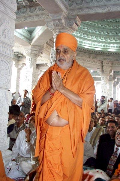 Swamishri prays to the deities ..