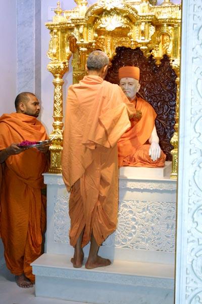 Pujya Mahant Swami engaged in the pratishtha rituals of Shri Shastriji Maharaj