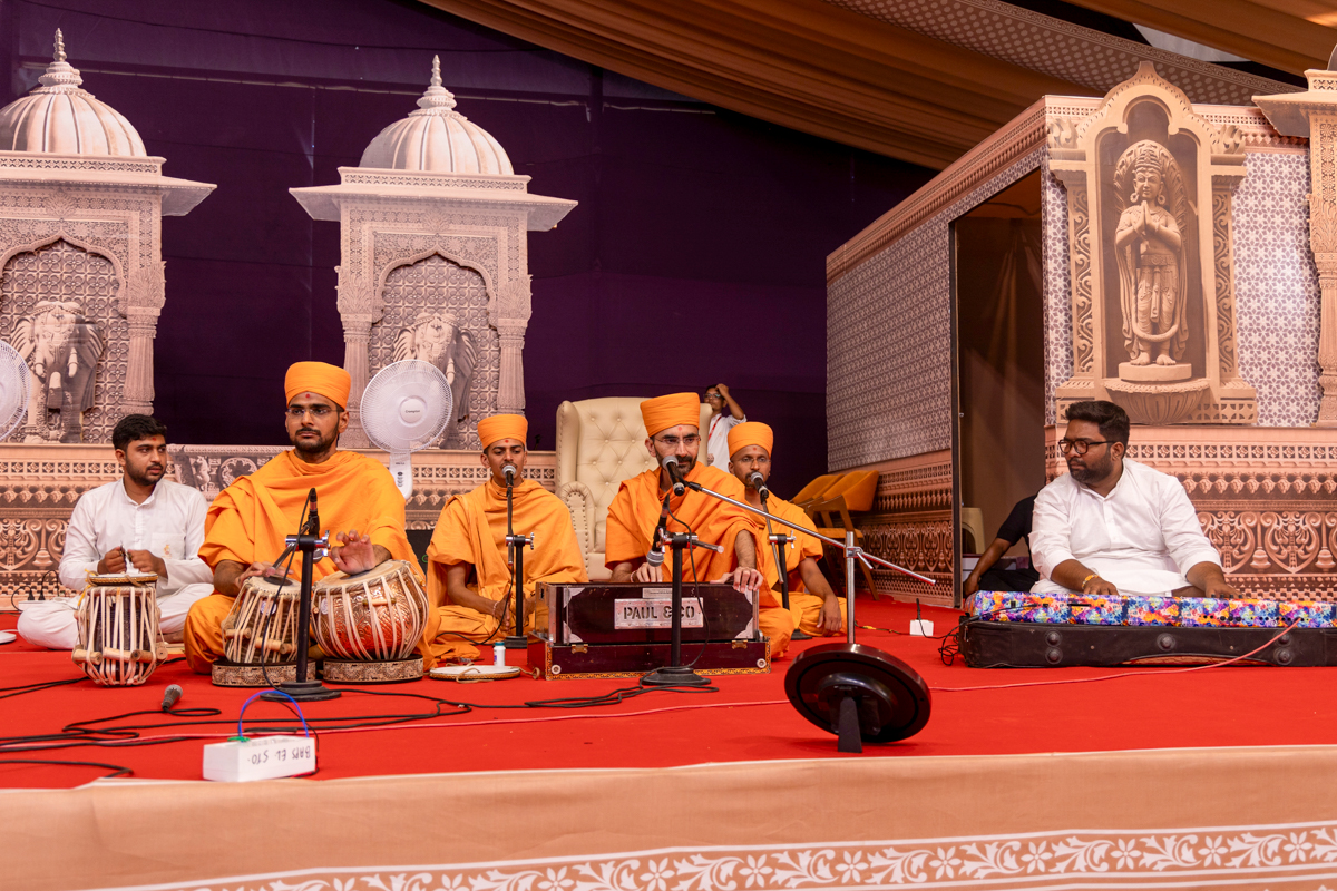 Swamis sing kirtans at the beginning of the murti-pratishtha assembly in the evening