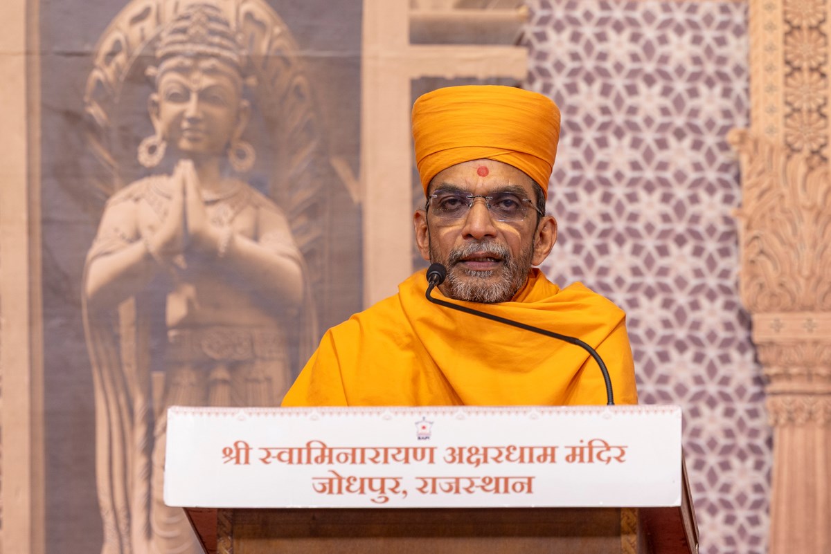 Adarshjivan Swami addresses the assembly