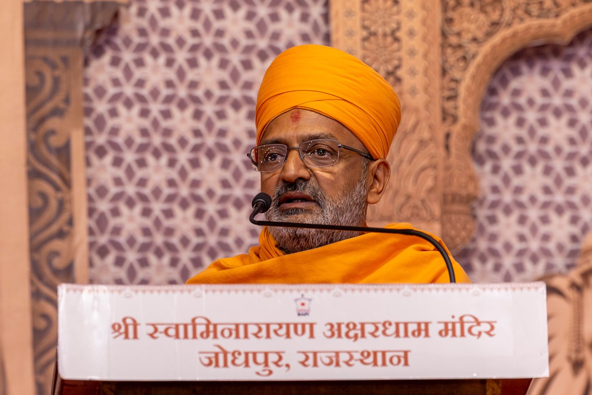 Munivatsal Swami addresses the assembly