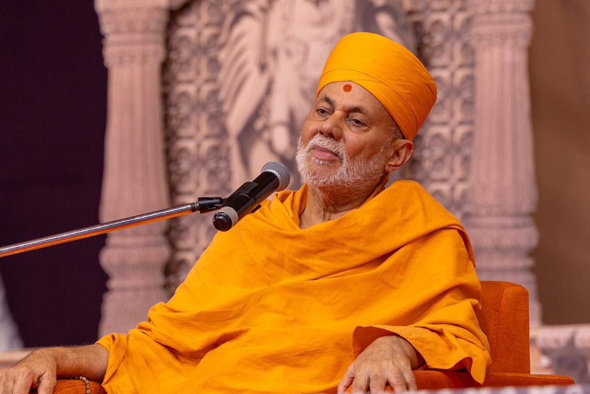 Pujya Viveksagar Swami addresses the assembly