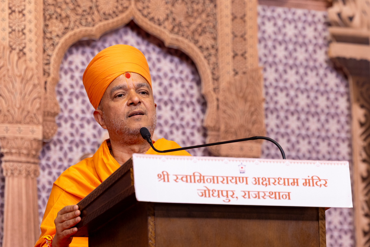 Brahmavihari Swami addresses the assembly