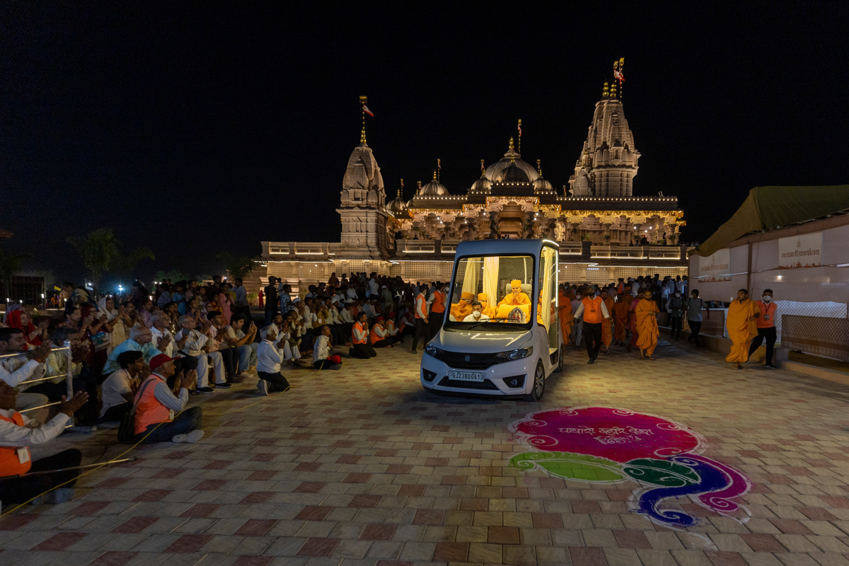 Swamishri on his way to the assembly