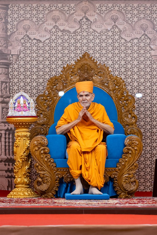 Swamishri greets all with folded hands