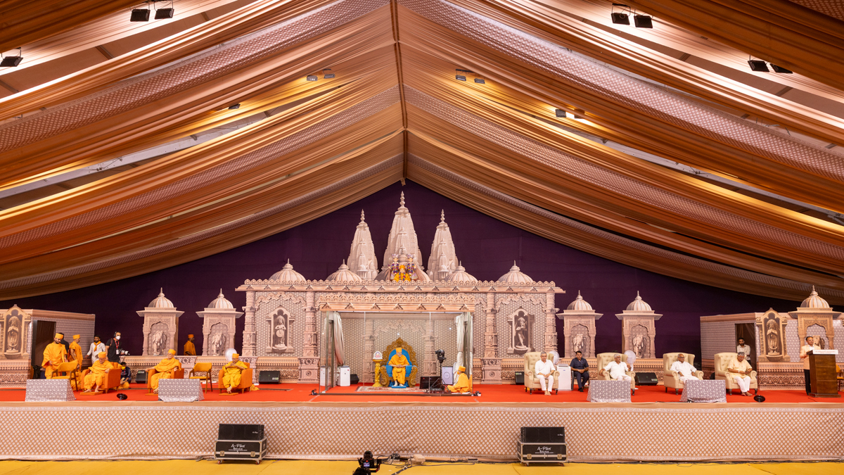 Swamishri, senior swamis and dignitaries on the stage during the assembly