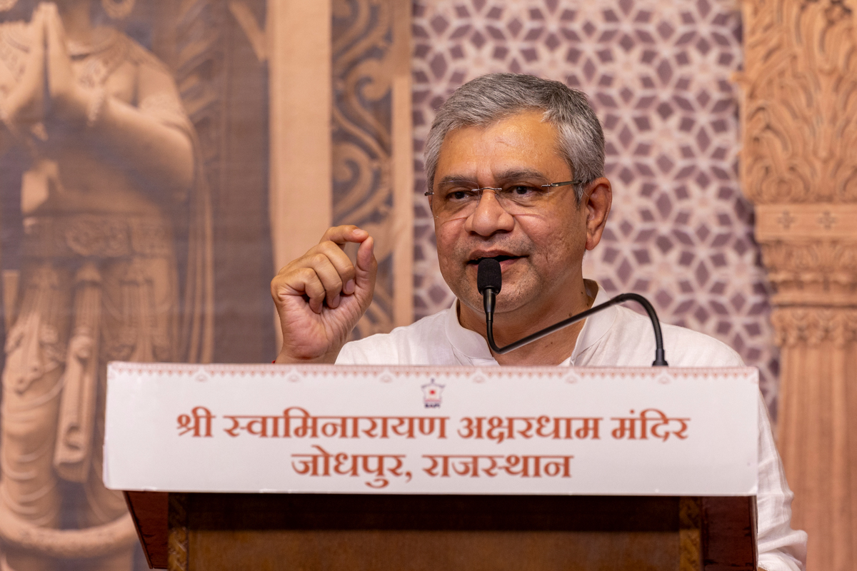 Shri Ashwini Vaishnaw, Hon. Union Minister of Railways of India, addresses the assembly