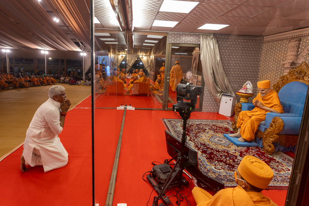 Shri Gajendra Singh Shekhawat doing darshan of Swamishri