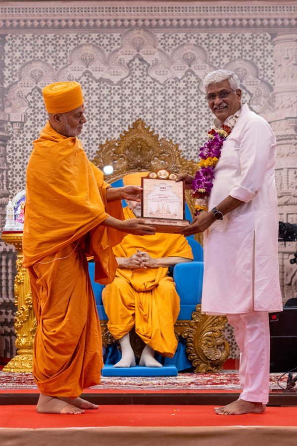 Pujya Viveksagar Swami presents a memento to Shri Gajendra Singh Shekhawat