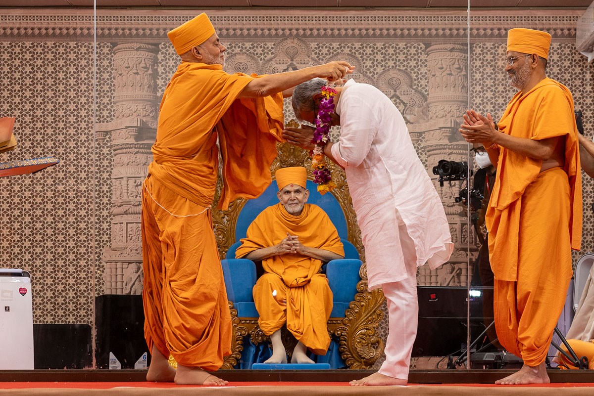 Pujya Viveksagar Swami honors Shri Ashwini Vaishnaw with a garland