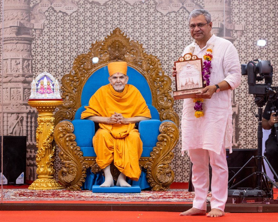 Shri Ashwini Vaishnaw with Swamishri