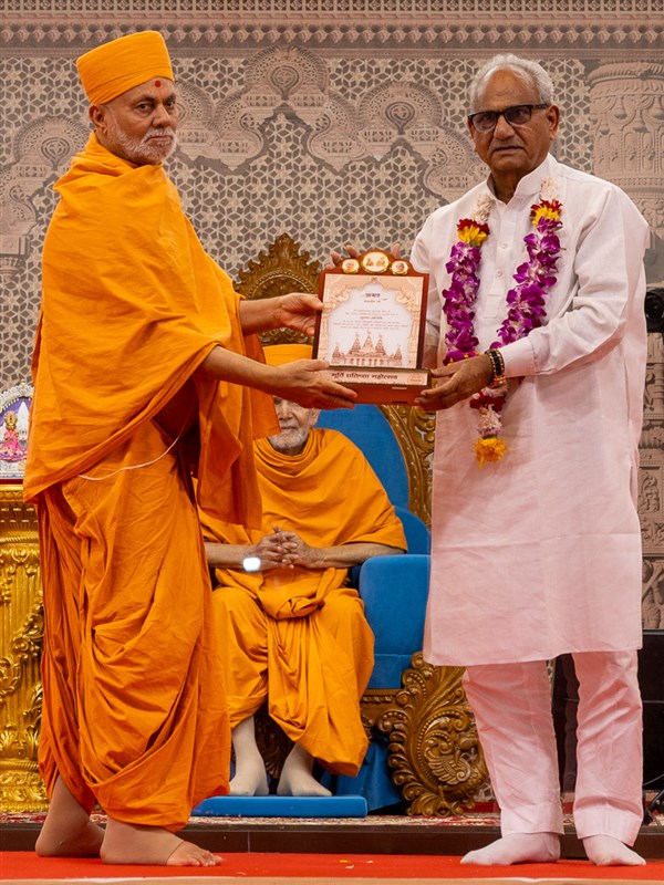 Pujya Viveksagar Swami presents a memento to a dignitary