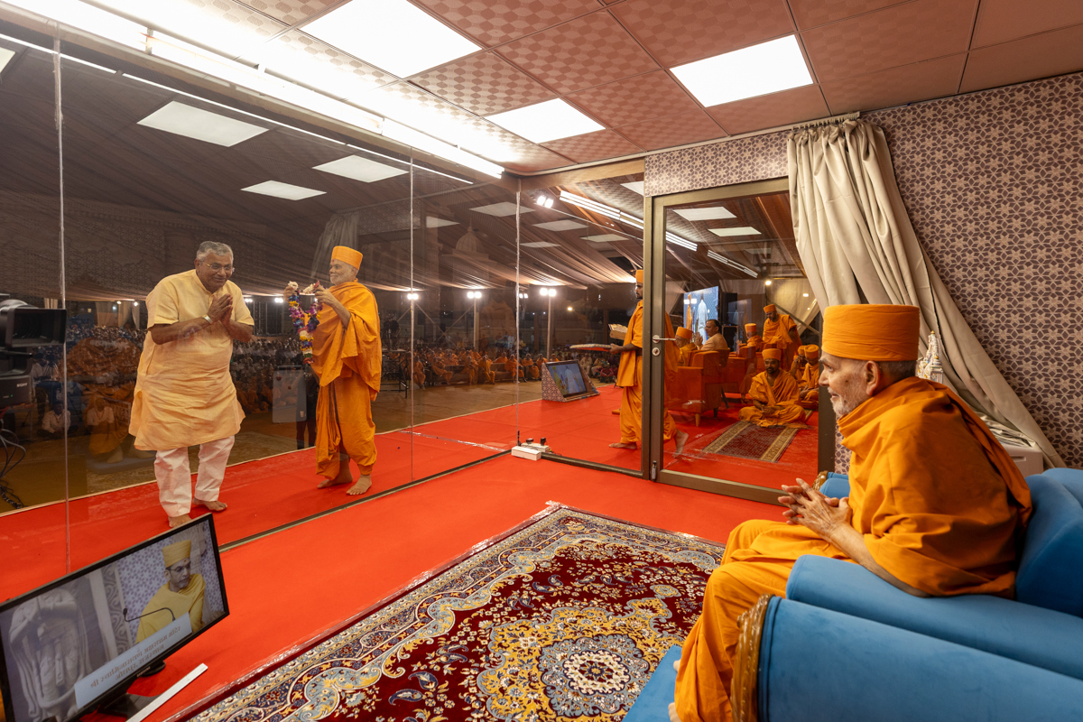 A dignitary doing darshan of Swamishri