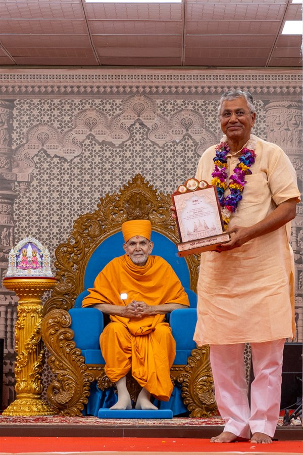 A dignitary with Swamishri