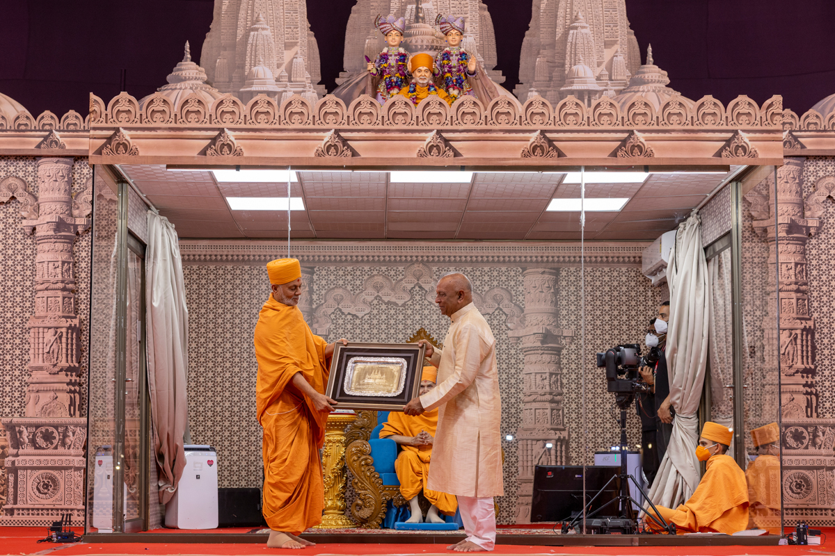 Pujya Viveksagar Swami presents a memento to a dignitary