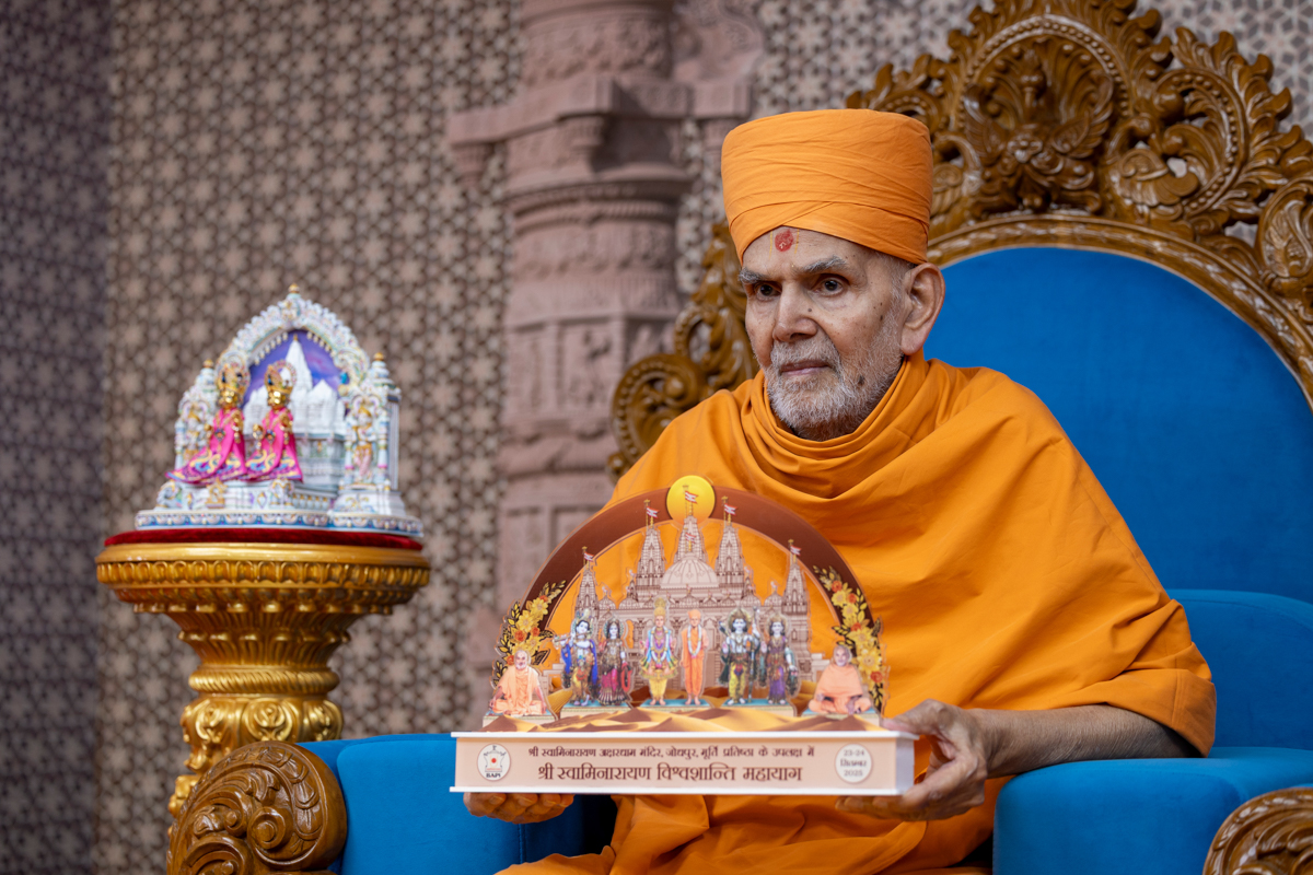 Swamishri sanctifies a memento