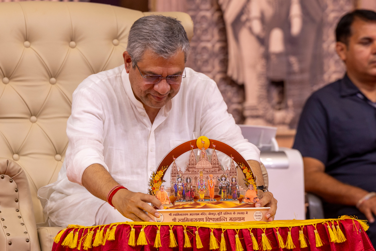 Shri Ashwini Vaishnaw holds a memento