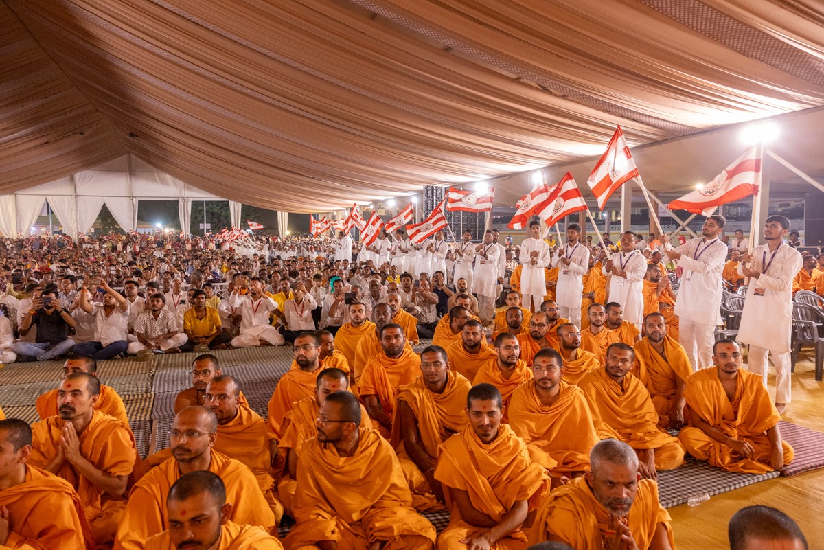 Yuvaks wave BAPS flags