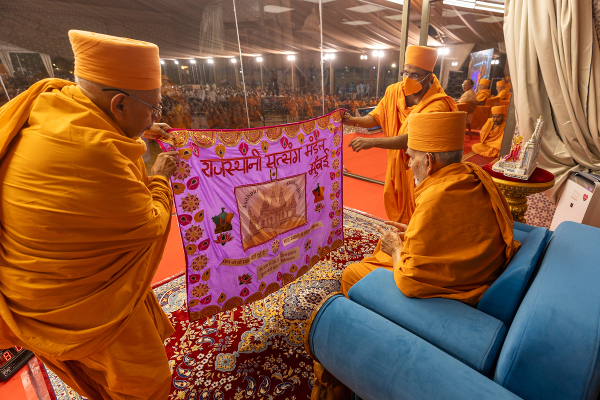 Swamishri observes a shawl