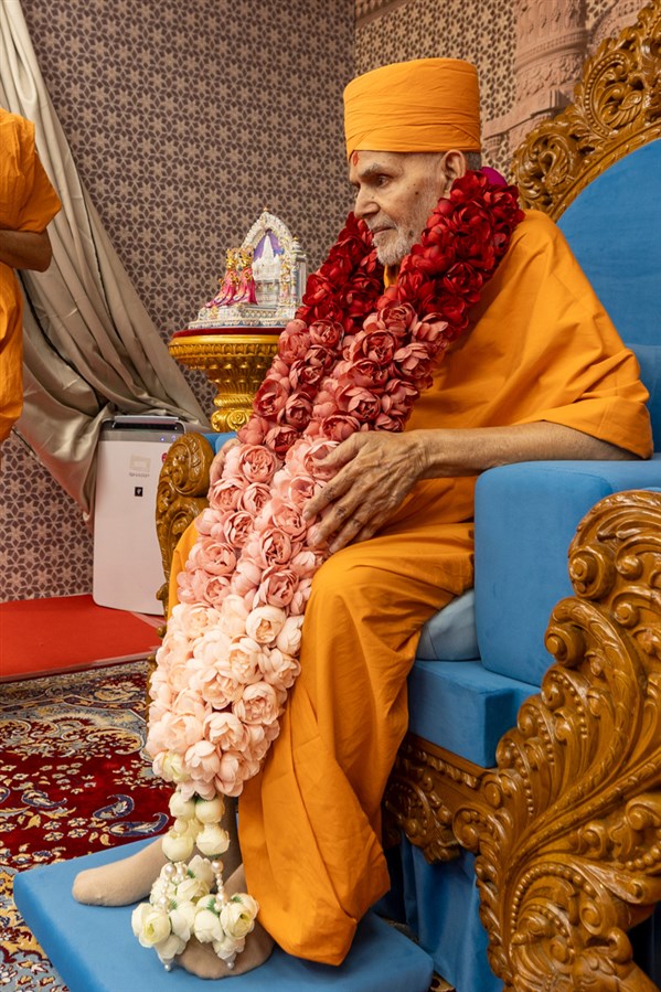 Swamishri honored with a garland