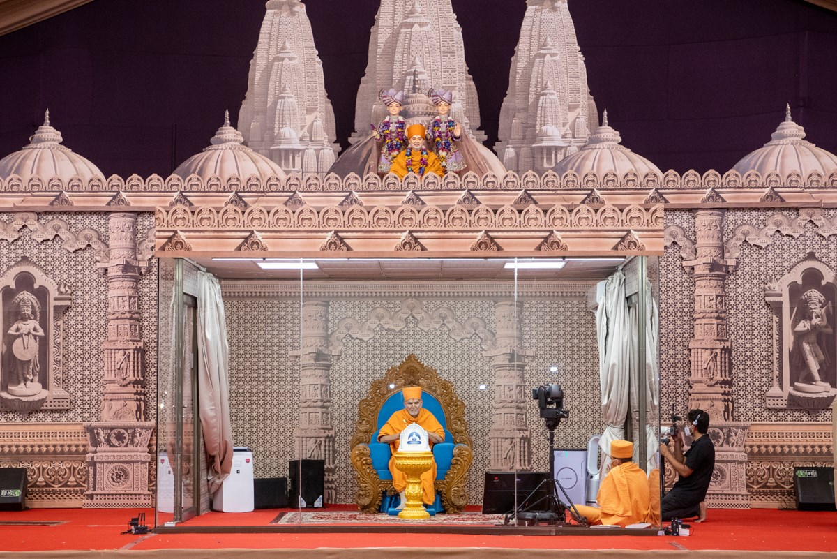 Swamishri performs the evening arti