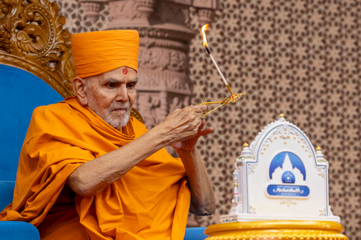 Swamishri performs the arti