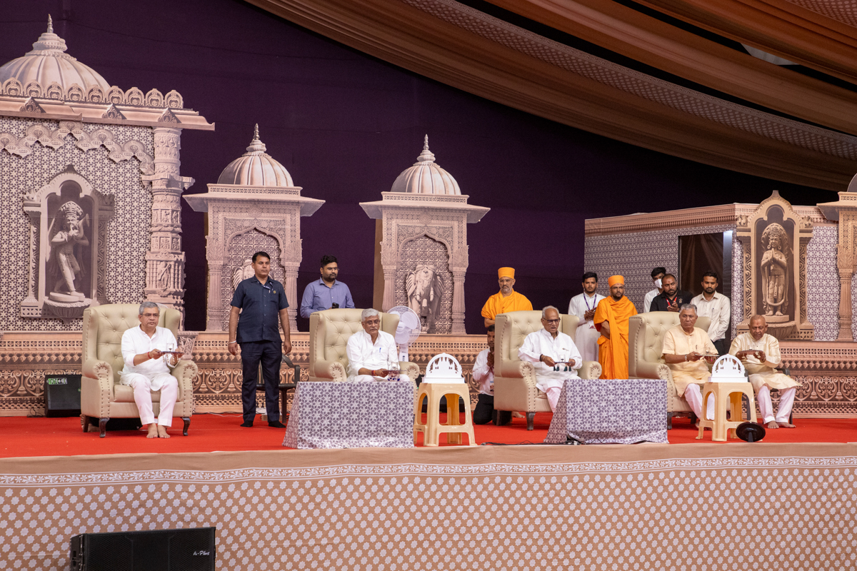 Dignitaries perform the arti