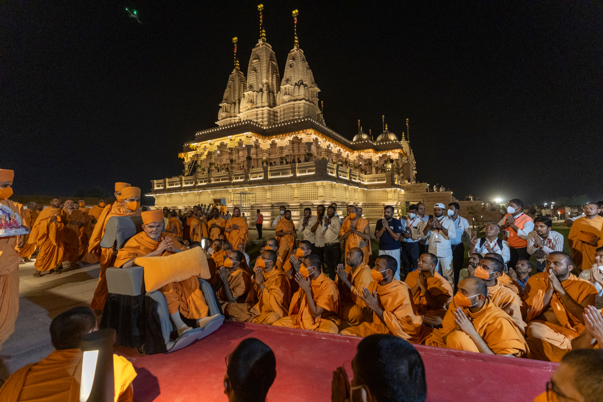 Swamis and devotees doing darshan of Swamishri