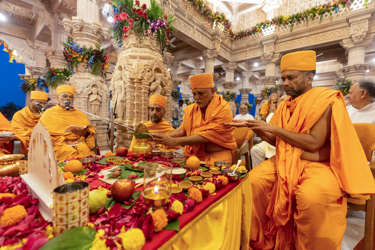 Yagnapriya Swami performs the murti-pratishtha mahapuja rituals