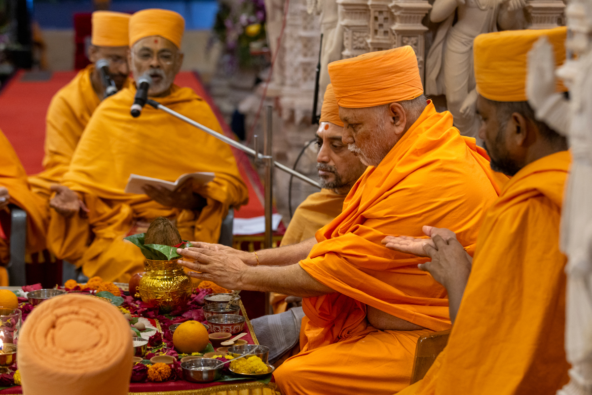 Yagnapriya Swami performs the pratishtha mahapuja rituals