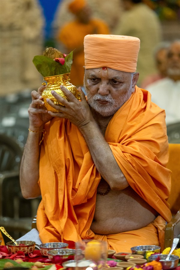 Yagnapriya Swami performs the pratishtha mahapuja rituals