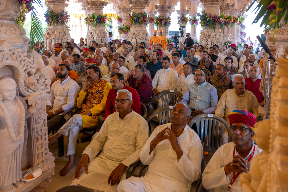 Devotees and well-wishers during the pratishtha mahapuja