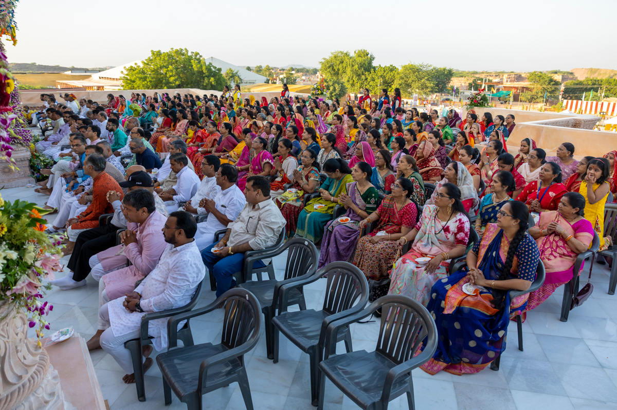 Devotees and well-wishers during the pratishtha mahapuja