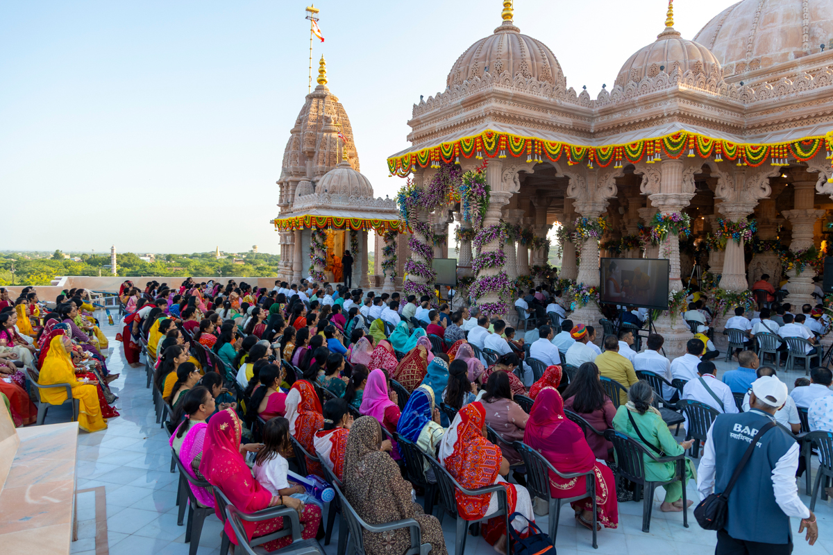 Devotees and well-wishers during the pratishtha mahapuja