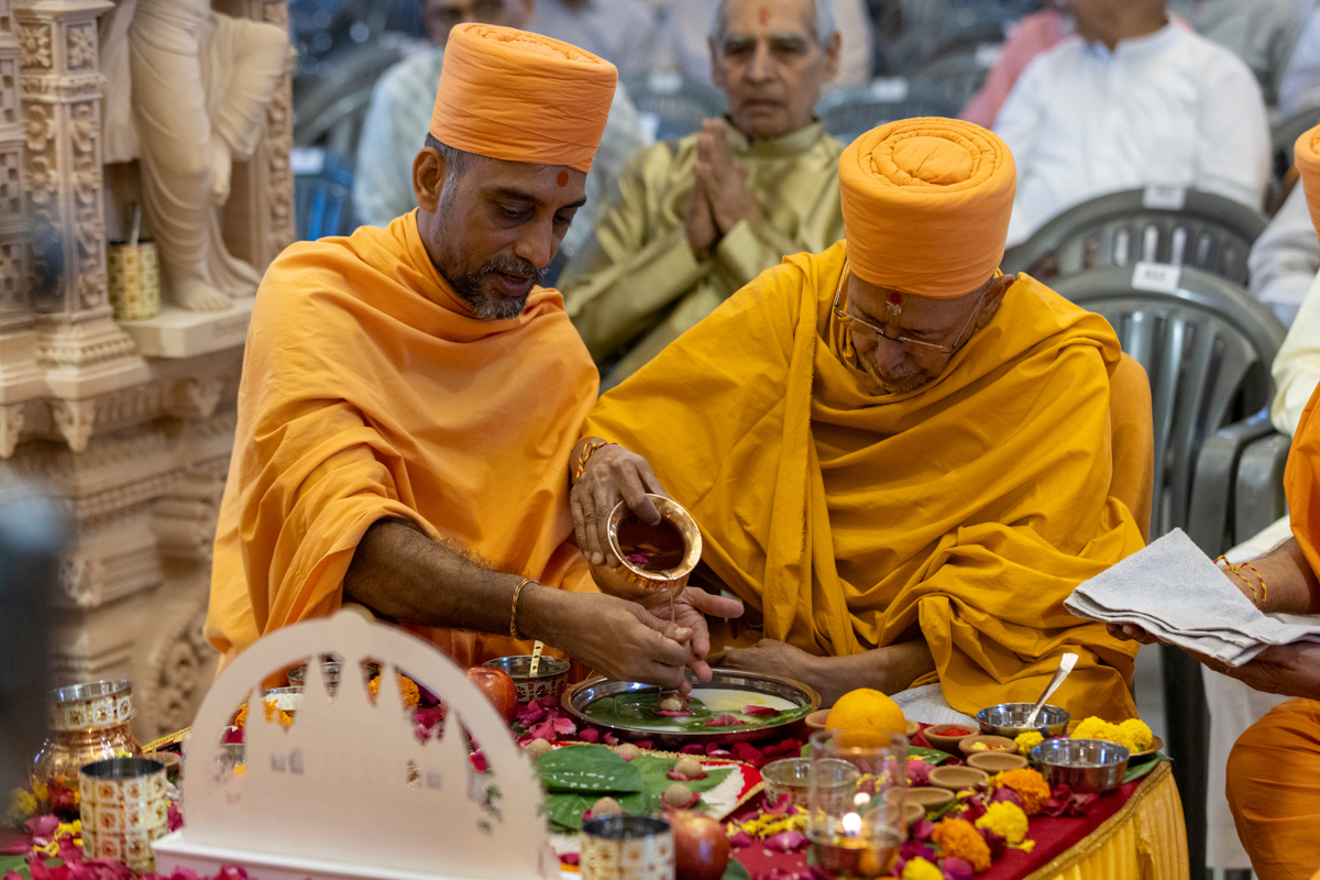 Pujya Tyagvallabh Swami performs the pratishtha mahapuja rituals