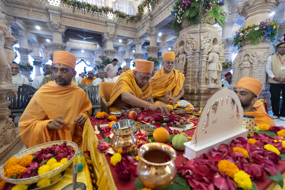 Pujya Tyagvallabh Swami performs the pratishtha mahapuja rituals